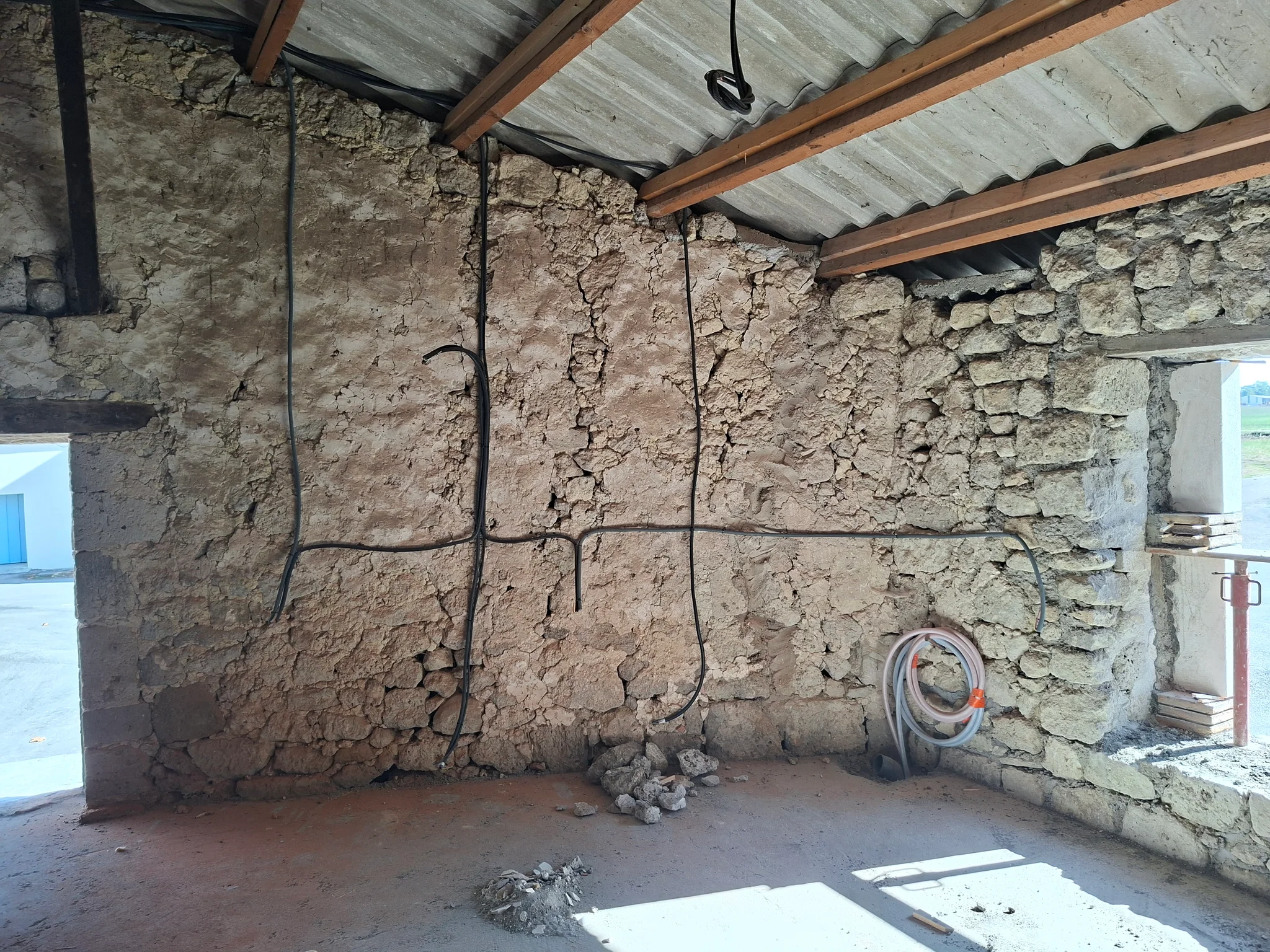 Alimentations électriques tirées par LIMERAT dans une dépendance en pierre en rénovation
