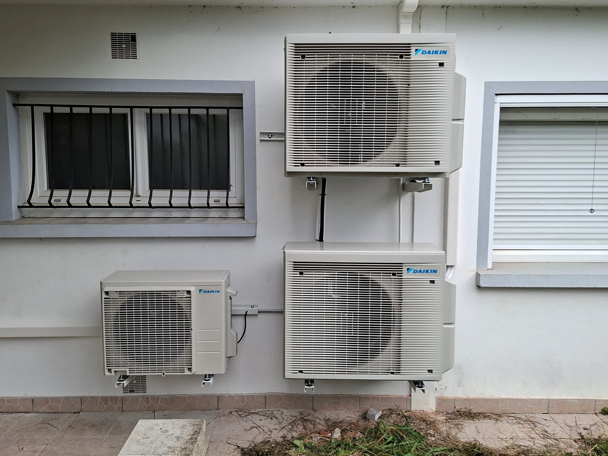 Unités extérieures de climatisation réversible Daikin posées en façade par LIMERAT