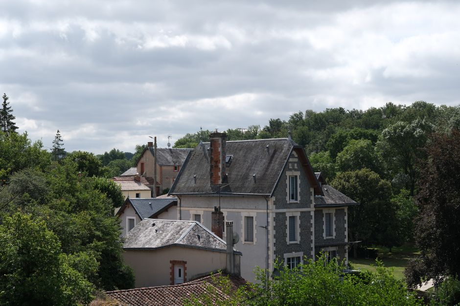Maisons anciennes d'un village, biens concernés par le diagnostic électrique