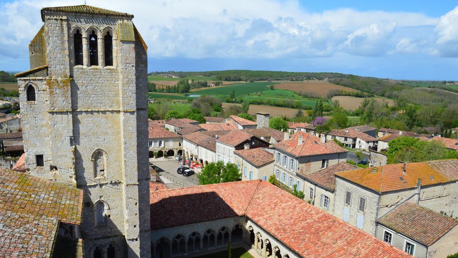 Vue sur la campagne gersoise et le village de La Romieu, près de Condom
