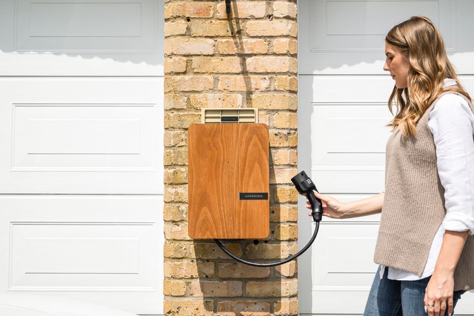Borne de recharge installée près de la porte de garage d'une maison