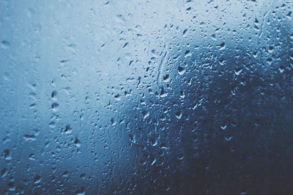Buée et gouttes de condensation sur une vitre