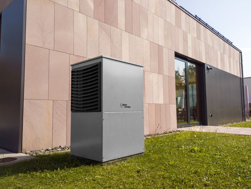 Pompe à chaleur air installée à l'extérieur d'une maison