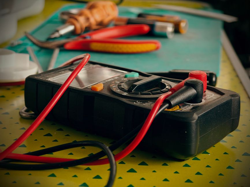 Multimètre et outils de diagnostic d'électricien