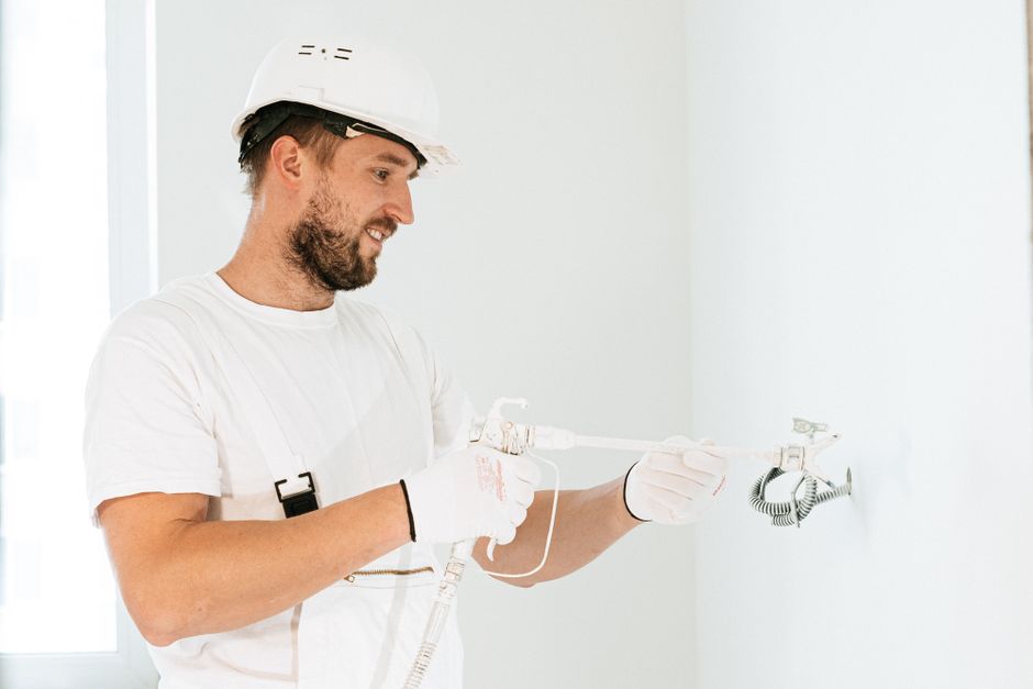Électricien intervenant dans un logement en rénovation