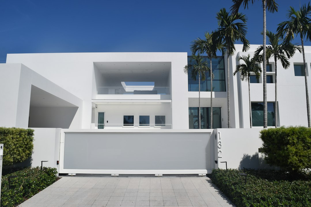 Portail coulissant motorisé devant une maison contemporaine